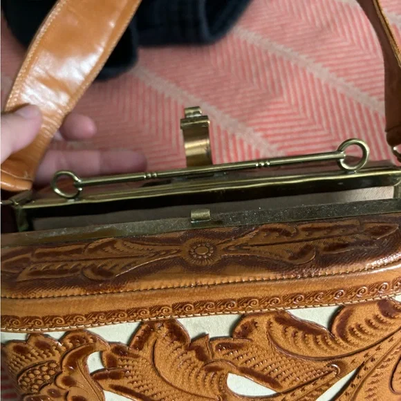 Leather like two-toned handbag - Picture 12 of 12